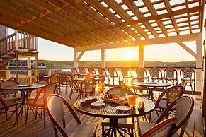 Bearskin Neck Motor Lodge