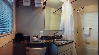 Bearskin Neck Motor Lodge