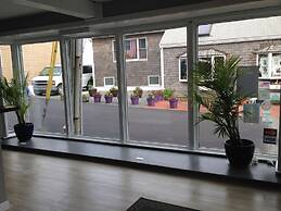 Bearskin Neck Motor Lodge