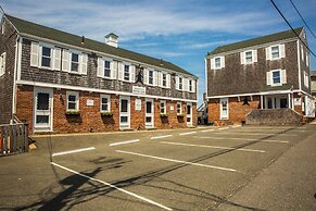 Bearskin Neck Motor Lodge