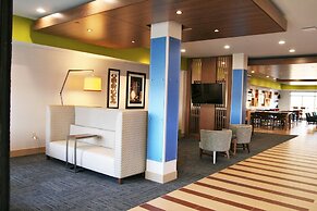 Holiday Inn Express & Suites Clarion by IHG