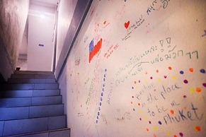 Beehive Phuket Old Town - Hostel