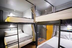 Beehive Phuket Old Town - Hostel