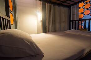 Beehive Phuket Old Town - Hostel