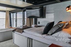 HT Houseboats