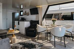 HT Houseboats