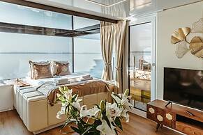 HT Houseboats