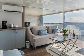 HT Houseboats