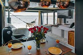 HT Houseboats
