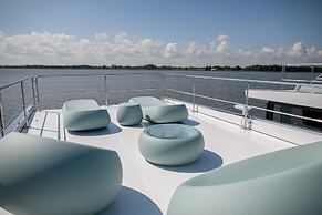 HT Houseboats