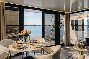 HT Houseboats
