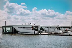 HT Houseboats