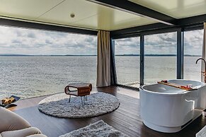 HT Houseboats