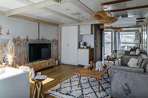 HT Houseboats