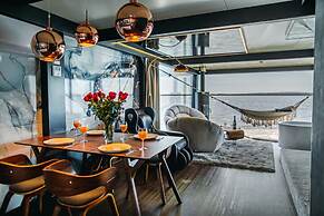 HT Houseboats