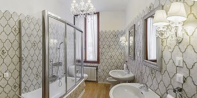 Rialto Canal View With Terrace and Balcony