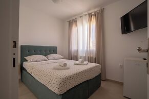 Apartments & Rooms Petra