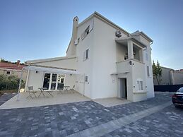 Apartments & Rooms Petra