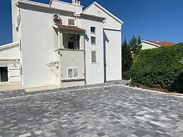 Apartments & Rooms Petra