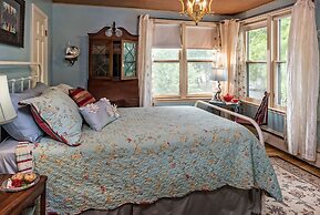 Silver Heart Inn and Cottages