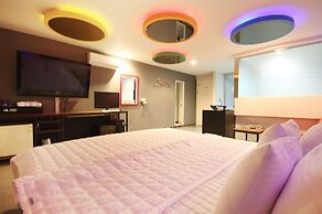 V Hotel