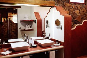 Paradise Hotel Boutique & Lounge