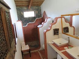 Paradise Hotel Boutique & Lounge