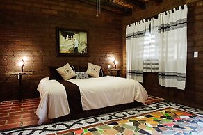 Paradise Hotel Boutique & Lounge