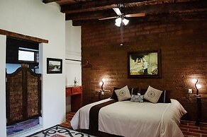 Paradise Hotel Boutique & Lounge