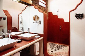 Paradise Hotel Boutique & Lounge