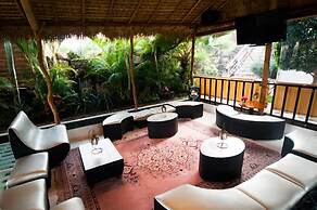 Paradise Hotel Boutique & Lounge