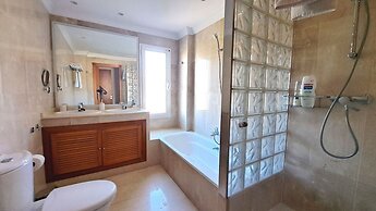 Aloha Hill Club Golf & Spa Apartments