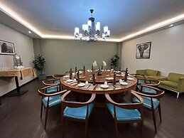 2000 HOTEL Downtown Kigali