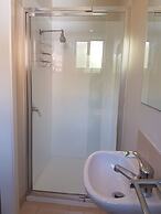 Bentley Waterfront Motel & Cottages