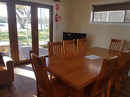 Bentley Waterfront Motel & Cottages