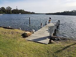 Bentley Waterfront Motel & Cottages