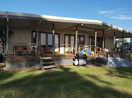 Bentley Waterfront Motel & Cottages
