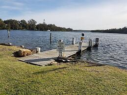 Bentley Waterfront Motel & Cottages