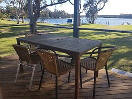 Bentley Waterfront Motel & Cottages