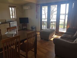 Bentley Waterfront Motel & Cottages