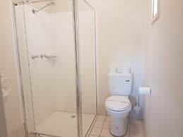 Bentley Waterfront Motel & Cottages