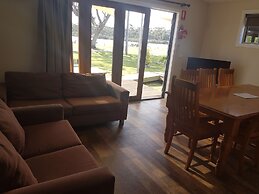 Bentley Waterfront Motel & Cottages