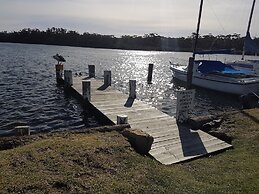Bentley Waterfront Motel & Cottages