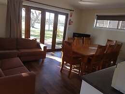 Bentley Waterfront Motel & Cottages