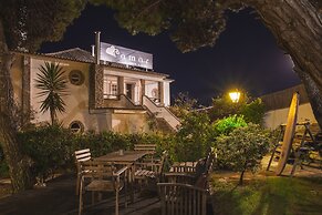 Amar Hostel, Suites & Surf Camp