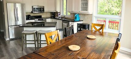 Mountain Views, Steps to BM Village, Hot Tub, BBQ.