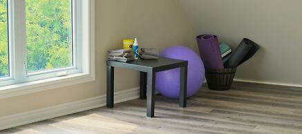 Mountain Views, Steps to BM Village, Hot Tub, BBQ.