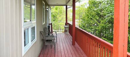 Mountain Views, Steps to BM Village, Hot Tub, BBQ.