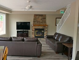 Mountain Views, Steps to BM Village, Hot Tub, BBQ.