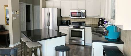 Mountain Views, Steps to BM Village, Hot Tub, BBQ.